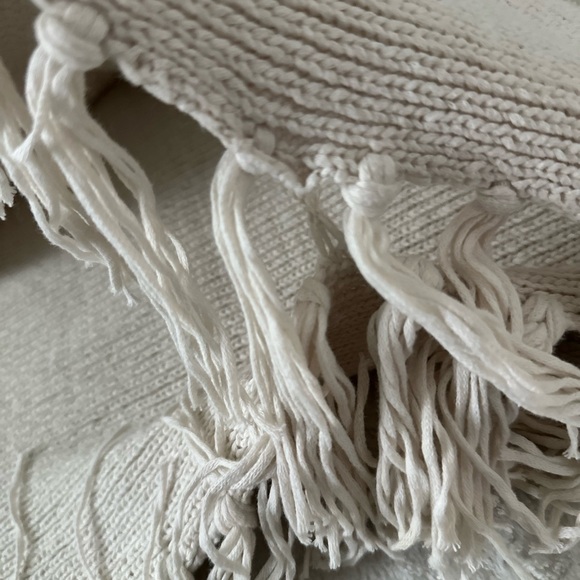 NWOT- CUPCAKES & CASHMERE Revolve Napa Fringe Poncho in Ivory - Picture 11 of 14